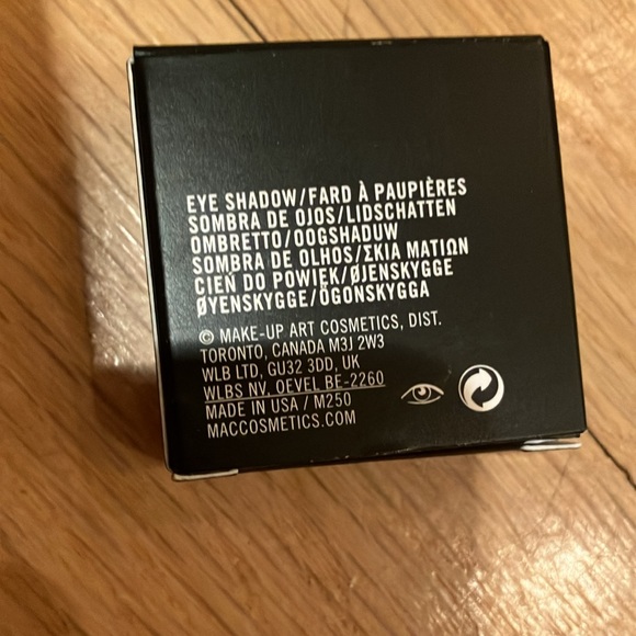 MAC eye shadow- Satin Taupe Frost - Picture 4 of 4